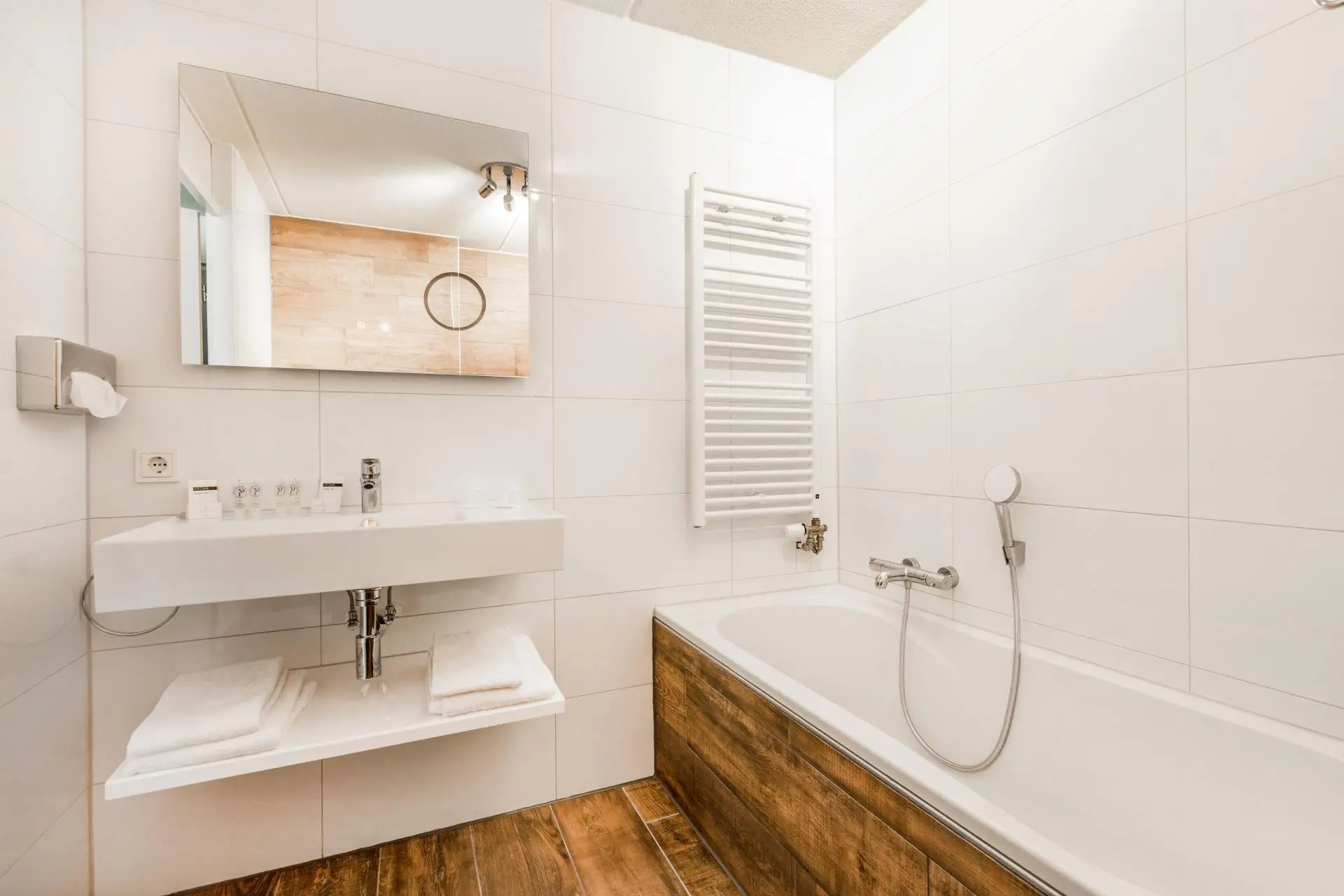 comfort_wastafel_en_bad_Hotel_Herikerberg_Paginabeheer_Comfort_Kamer__202402131454576[1]